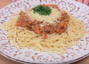 Maukkaita ja tyydyttäviä pastaa Bolognese: Keitä kuvan mukaan askel askeleelta-reseptin mukaan.