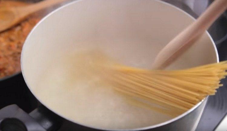 Bollire la pasta.
