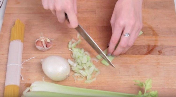 Sobrang chop celery.