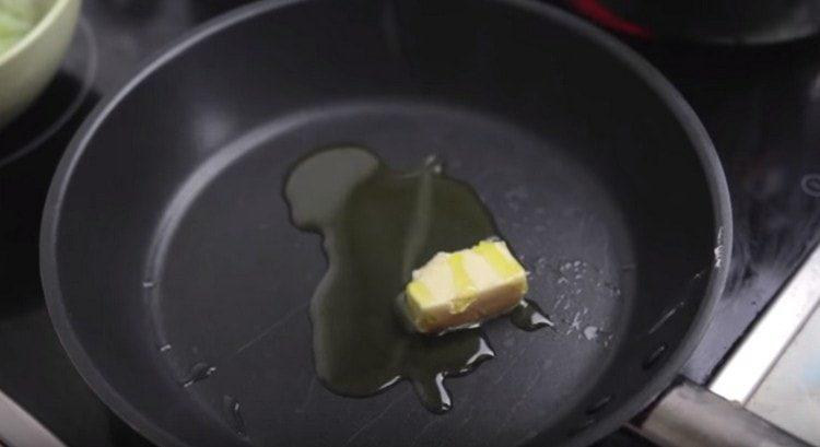 Wir erhitzen die Pfanne, gießen die Olive ein und geben ein Stück Butter hinein.