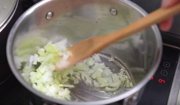 Smažte cibuli a celer v oleji v pánvi.