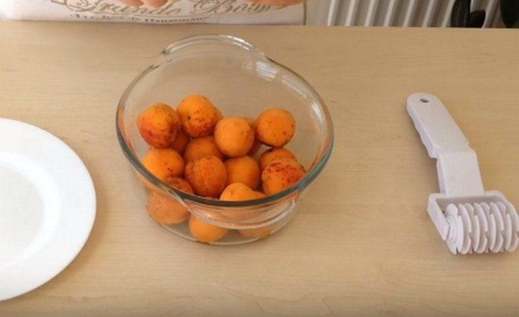 Aprikosen waschen und trocknen.