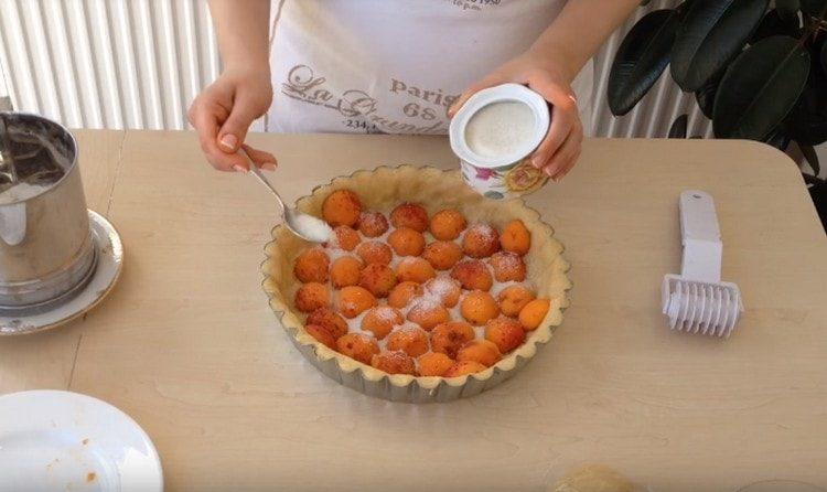 Aprikosen mit Zucker bestreuen.