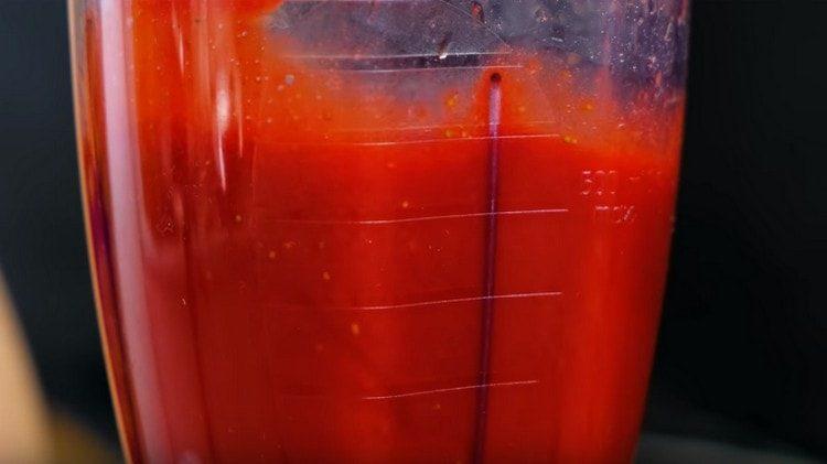 Während der Kuchen backt, bereiten Sie die Sauce zu, schlagen Sie Erdbeeren mit Zucker in einem Mixer.