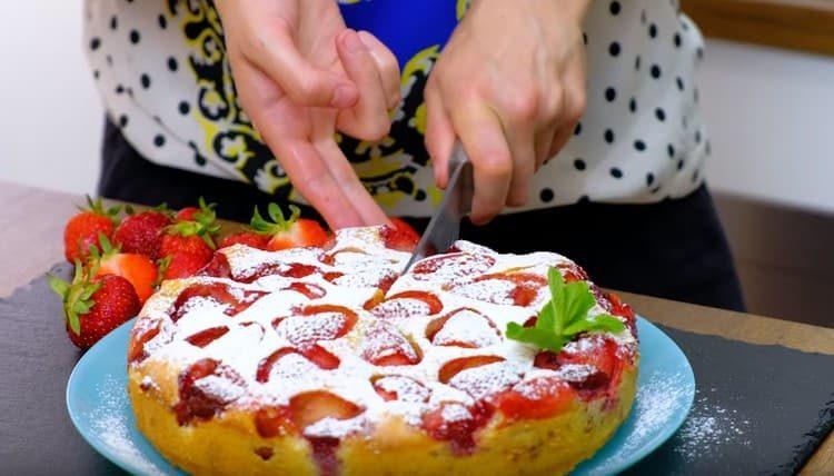Μια τέτοια πίτα φράουλας μπορεί να πασπαλιστεί με σκόνη ζάχαρης.