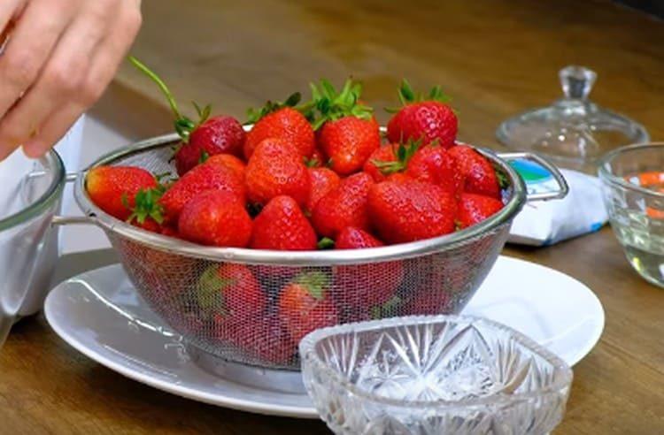 Wir waschen die Erdbeeren und lassen sie in einem Sieb, um das Glaswasser zu machen.