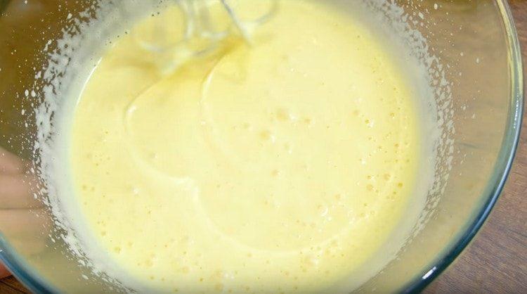 Į kiaušinius įpilkite paprastojo ir vanilinio cukraus, plakite iki silpnos ugnies.
