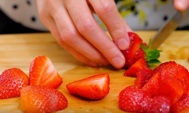 Leikkaa mansikat hienosti ja osittain vain puolitta.