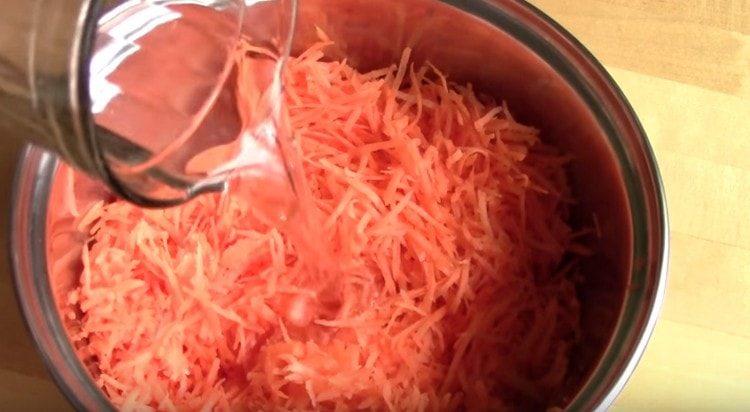 Adăugați apă la morcovi și pregătiți să gătească pe aragaz.