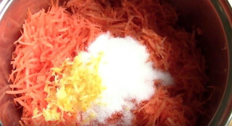 Zucker und Zitronenschale zur Karottenmasse geben.