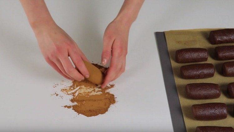 Alcune torte possono essere arrotolate nel cacao.