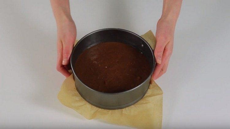 Töltsük át a tésztát egy formába és süssünk egy kekszet.