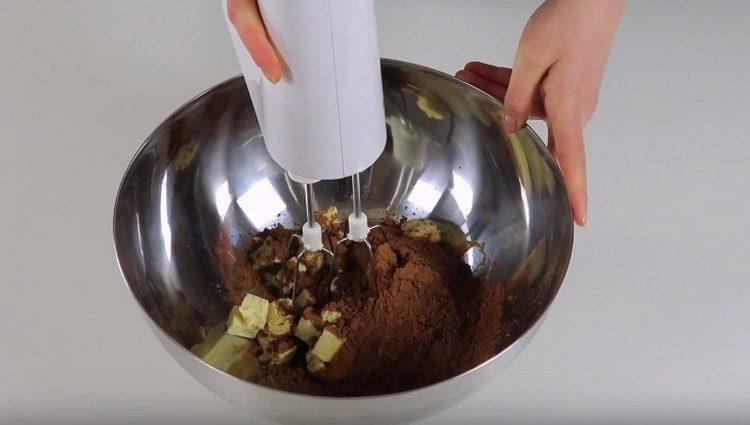 Pro smetanu s mixérem smíchejte kondenzované mléko, máslo a kakao.