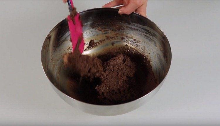 Ανακατέψτε την κρέμα με ψίχουλα μπισκότου.