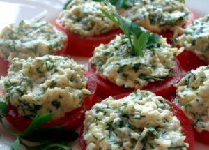 Pomodori profumati con formaggio e aglio: preparare un antipasto salato secondo la ricetta con una foto.