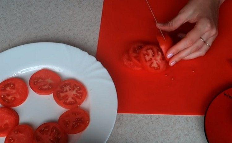 Нарежете доматите на кръгчета.