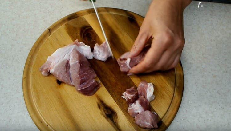 tagliare la carne a fette.