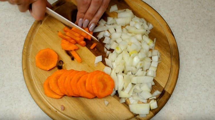 Нарязваме на ситно морковите.