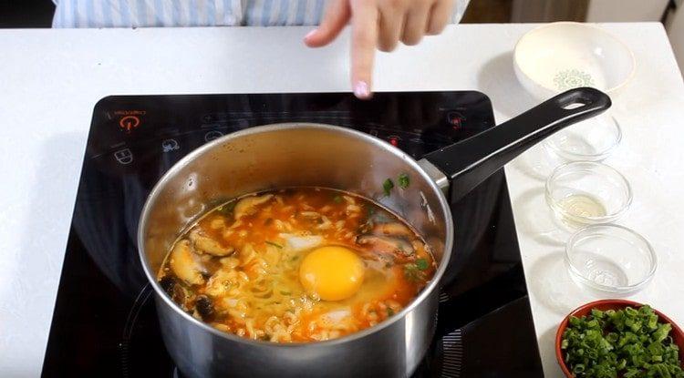 V téměř připravené misce porazte vejce.