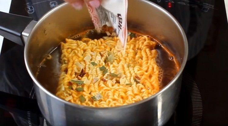 mettere la bricchetta di noodles nella padella e aggiungere le verdure secche.