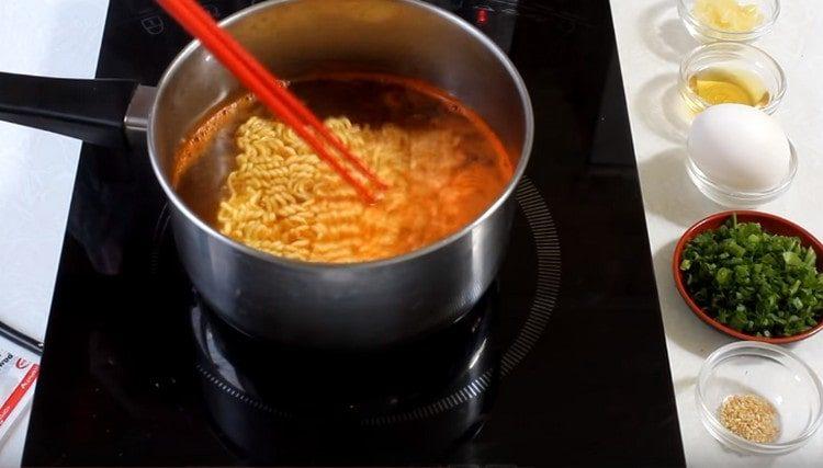 Vaření polévky stejným způsobem jako v předchozí verzi.