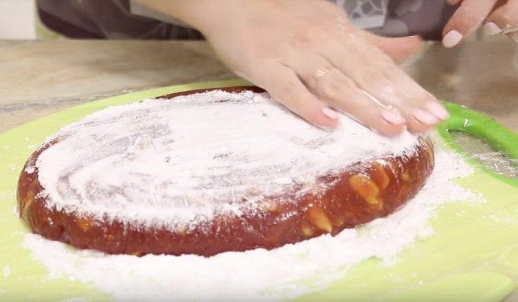 Pabarstykite gatavą turkišką skanėstą miltelinio cukraus ir krakmolo mišiniu.