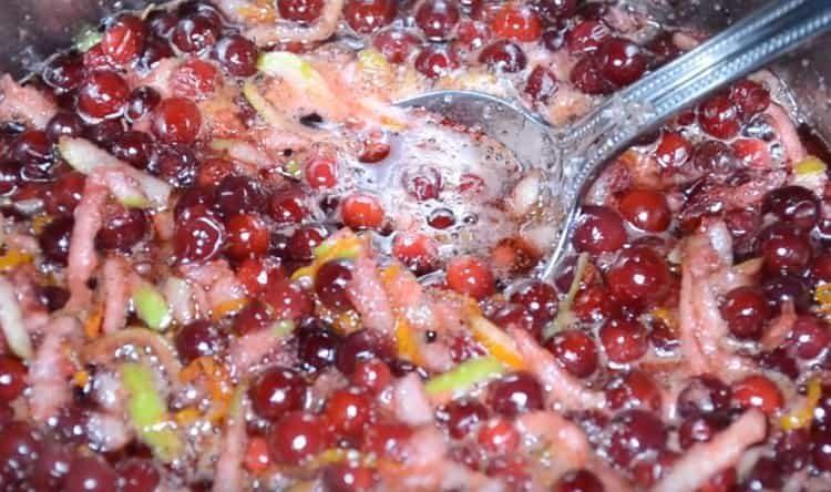 Το μαρμελάδα Lingonberry πρέπει να βράσει για 5 λεπτά και αφήστε το να κρυώσει.