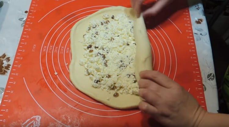 Разточваме останалото тесто, слагаме върху него пълнежът на изварата.