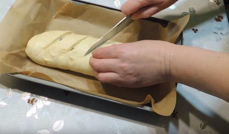 نلف العجينة في لفافة ونضعها على صفيحة خبز ونقوم بتقطيعها.