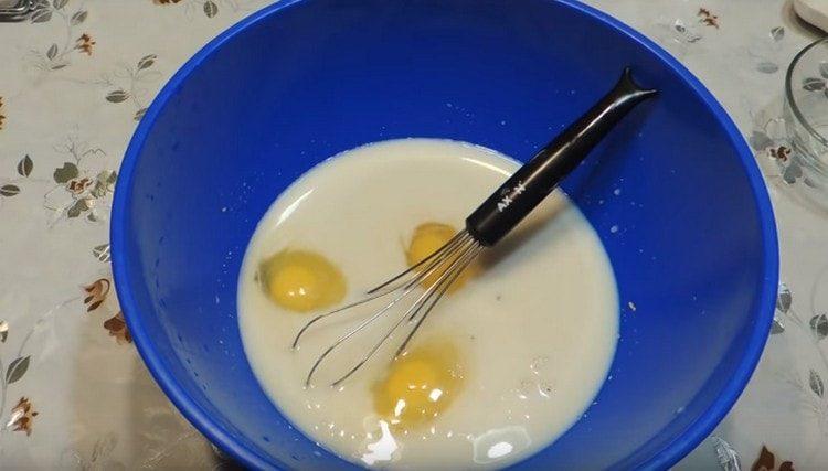 Προσθέστε τα αυγά.