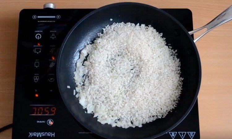 Изсипете ориз в тигана.