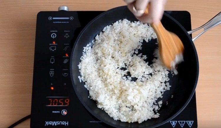 Gebratenen Reis mit Zwiebeln umrühren.