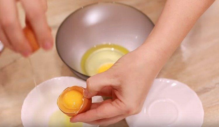 Knock ven vejce a další žloutek v misce.