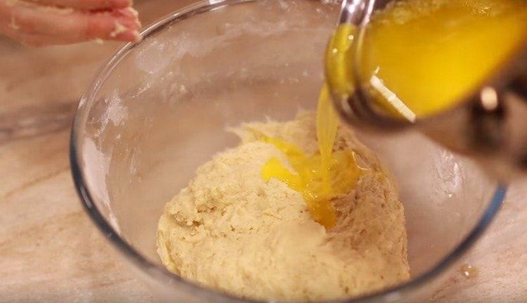 Fügen Sie nach und nach geschmolzene Butter zum Teig hinzu.