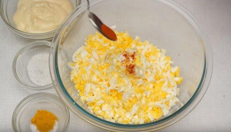 Προσθέστε την πάπρικα στα αυγά.