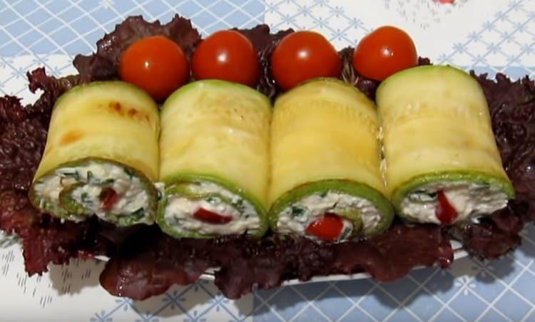 Pinihit namin ang mga zucchini roll, ilagay sa isang plato.