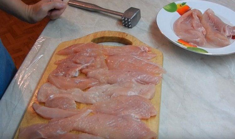 Leikkaa kana viipaleiksi.