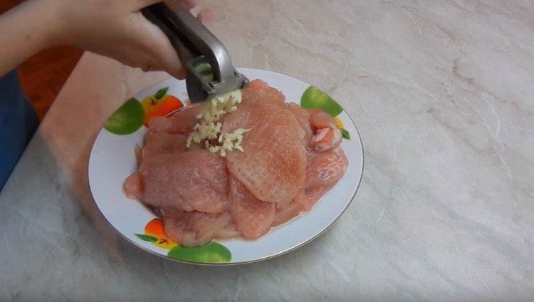 Προσθέστε το σκόρδο στο κοτόπουλο.