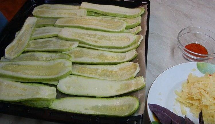 Cuocere le zucchine per 7 minuti, fino a renderle morbide.