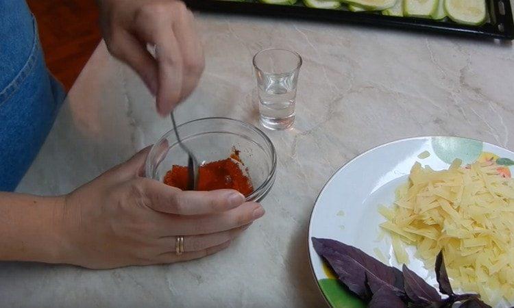 Mescolare la paprika con acqua e sale.