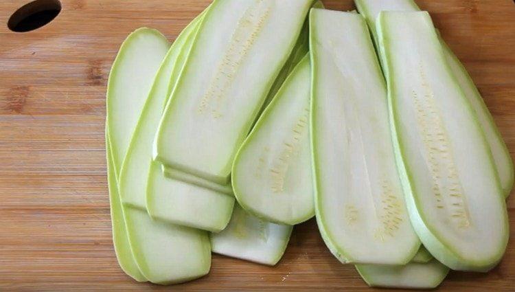 Tagliare a fettine di zucchine.