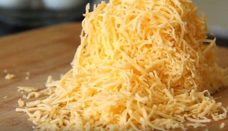 Настържете сиренето.