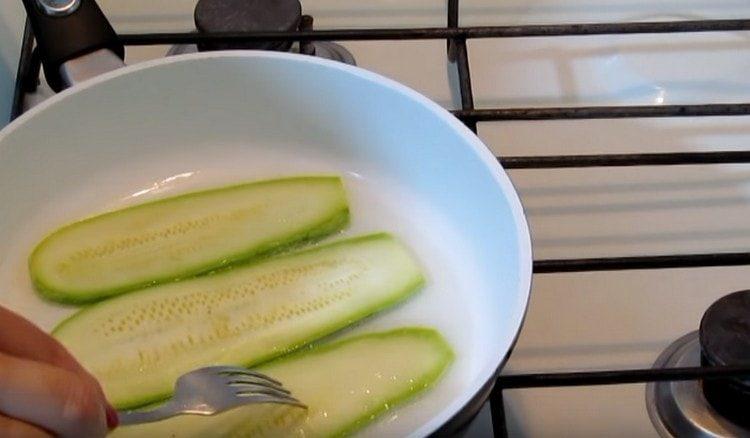 Friggere le zucchine in olio vegetale.