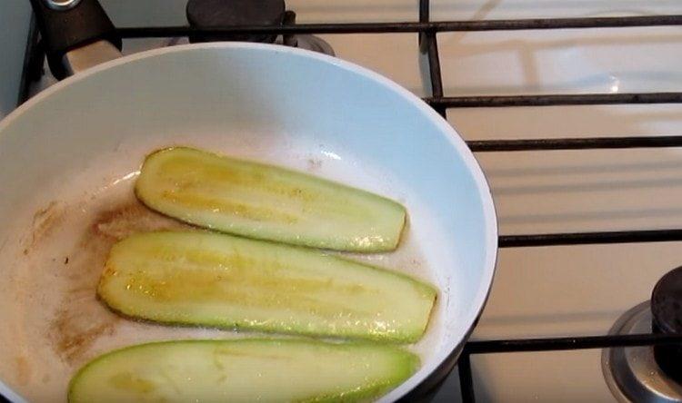 Friggere le zucchine su entrambi i lati.