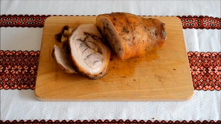 Ψητό χοιρινό κέρατο στο φούρνο σύμφωνα με μια συνταγή βήμα προς βήμα με φωτογραφία