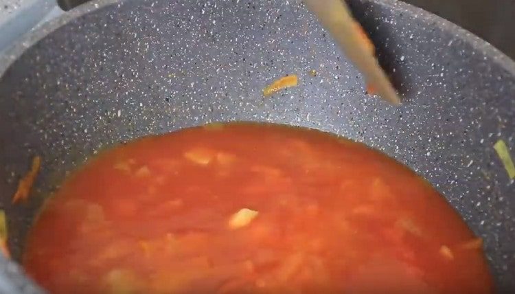 Į pusę daržovių masės įpilkite pomidorų sulčių.
