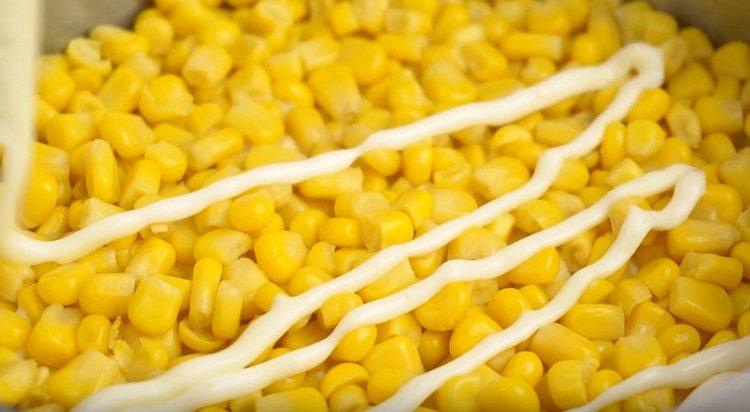 Vytvořte vrstvu kukuřice, majonézy.