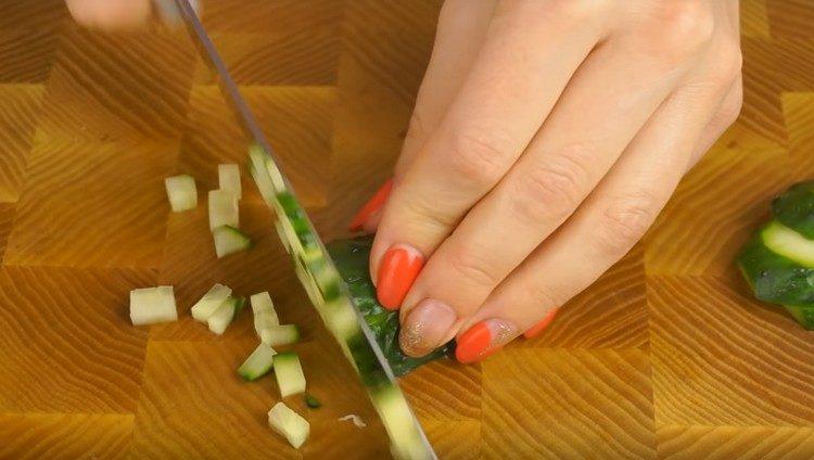 Нарежете прясна краставица.