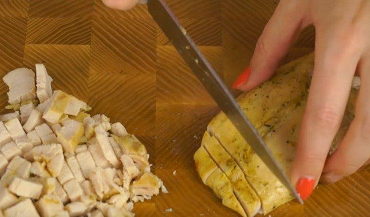 Leikkaa paistettu kananrinta.