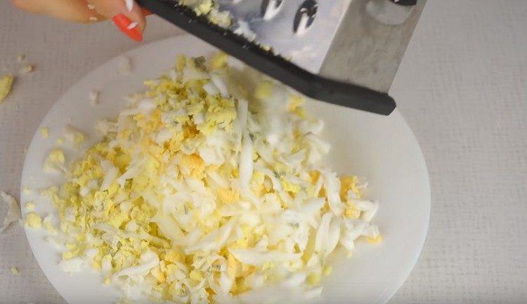 Tři vařená vejce na struhadle.